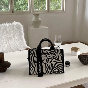 Détail du sac cabas en toile zébré avec bandoulière noire Goodluck dans un décor moderne