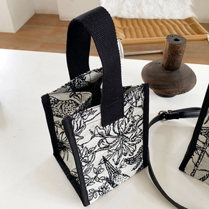 Mini sac cabas en toile avec imprimés floraux noirs et blancs et anses tissées