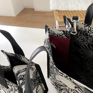 Sac fourre-tout en toile à motif floral noir et blanc avec doublure en tissu rouge