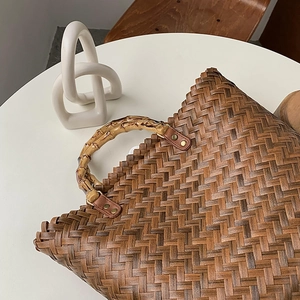 Nahaufnahme der Retro-Flechtentasche mit brauner Textur und Bambusgriff-Detail