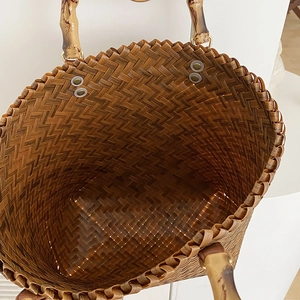 Nahaufnahme braune Flechtentasche mit Bambusgriff und feiner Texturdetails