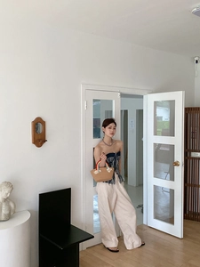 Bolso moderno de paja tejida con asa de arcoíris y un conjunto de verano muy elegante