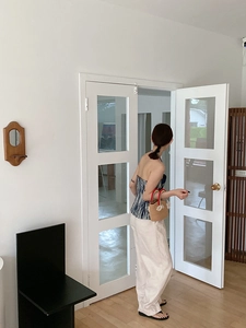 Bolso tejido con asa de arcoíris combinado con un top corto tie-dye y pantalón de verano