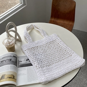 Bolso de playa de paja tejida blanca calada con diseño de hombro minimalista y amplio