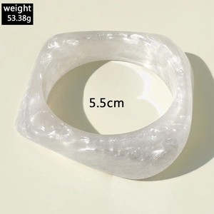 Détail du bracelet en résine translucide montrant le poids 53,38g et le diamètre 5,5cm