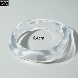 Vue détaillée d'un bracelet en résine montrant un diamètre de 6,4 cm et un poids de 47,25 g