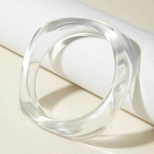 Gros plan d'un bracelet minimaliste en résine translucide au design carré irrégulier