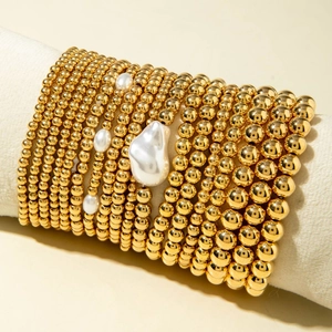 Mehrlagiges goldenes Perlenarmband-Set mit Barockperlen auf elegantem Display