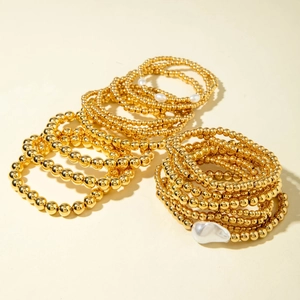 Mehrlagiges goldfarbenes Perlenarmband-Set mit Barockperlen und hochglänzenden Kugeln