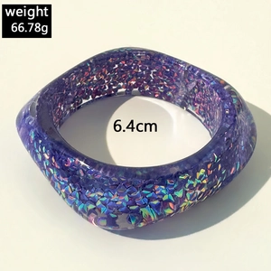Detailansicht eines lila Harzarmreifs mit Laser-Glitzer, Gewicht 66,78 g und 6,4 cm Durchmesser