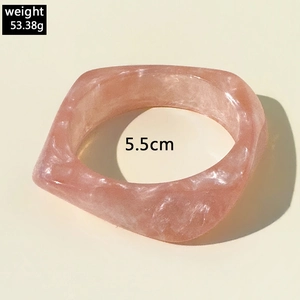 Pink resin bangle with marble texture showing weight 53.38g and inner diameter 5.5cm