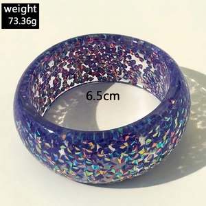 Detail shot of blue resin bangle showing 73.36g weight and 6.5cm diameter size