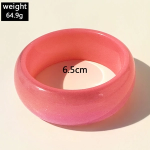Bracelet large en résine rose pailletée de 6,5 cm de diamètre intérieur et 64,9 g