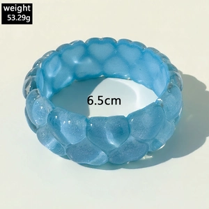 Blue resin heart-shaped chunky bracelet with 53.29g weight and 6.5cm inner diameter detail