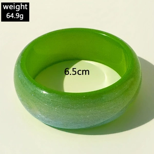Détail du bracelet en résine verte avec un poids de 64,9g et diamètre de 6,5cm