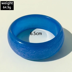 Détail d'un bracelet en résine bleue avec paillettes, poids 64,9g, diamètre de 6,5cm