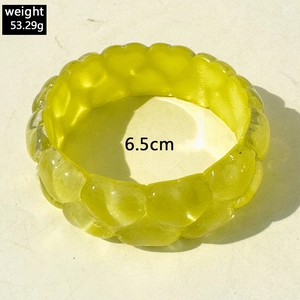 Detail of yellow glitter heart bangle with 6.5cm inner diameter and 53.29g weight