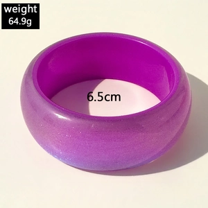 Vue détaillée du bracelet en résine pailletée violette avec diamètre et poids affichés
