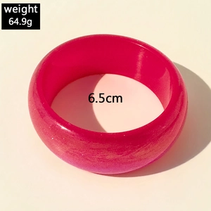 Détail du bracelet en résine magenta de 6,5 cm avec texture pailletée et infos poids