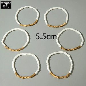 Detail eines 6-teiligen Bohemian-Perlenarmband-Sets mit weißen und goldenen Perlen