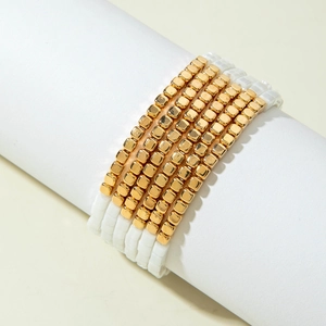 Mehrlagiges elastisches Armband-Set im Boho-Stil mit gold-weißen polierten Perlen