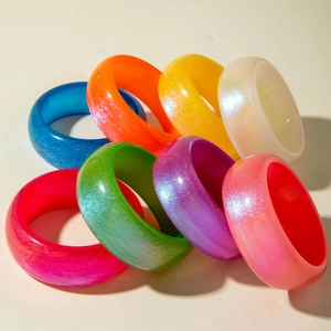 Lot de 8 bracelets joncs en résine colorée avec paillettes de style Dopamine