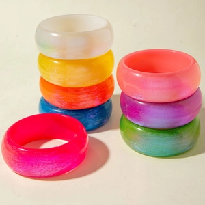 Ensemble de bracelets épais en résine colorée avec paillettes laser et effet nacré