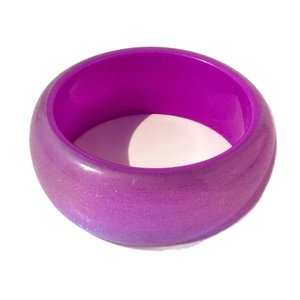 Bracelet jonc large en résine violette avec paillettes scintillantes et fini brillant