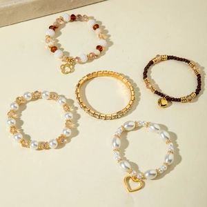Fünfteiliges Boho-Perlenarmband-Set mit Perlen und funkelnden Herzanhängern