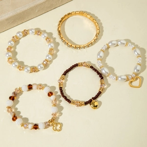 Fünfteiliges Boho-Perlenarmband-Set mit Herzanhängern und Kunstperlen für Damen