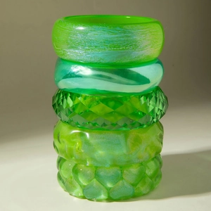 Lot de cinq bracelets en résine verte avec paillettes laser, losanges et motifs cœurs