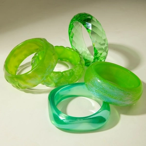 Lot de cinq bracelets en résine verte avec paillettes laser et design géométrique