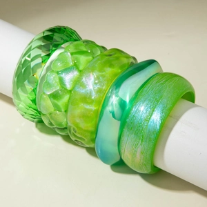 Set de 5 bracelets en résine verte avec paillettes et motifs cœur géométriques