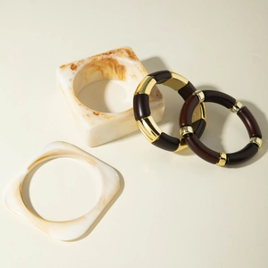 Fashion resin bead bracelet set with marble texture and golden accents for women