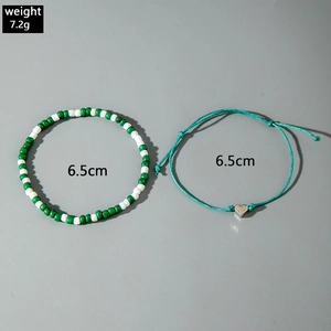Détail de bracelets de cheville bohèmes faits main avec pendentif cœur et diamètre 6,5 cm