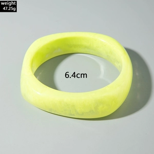 Détail d'un bracelet en résine vert fluo avec texture marbre et diamètre de 6,4 cm