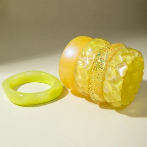 Lot de 5 bracelets en résine pailletée jaune et vert fluo au style holographique Y2K
