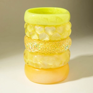 Lot de 5 bracelets en résine jaune avec motifs de cœur, paillettes et textures facettées