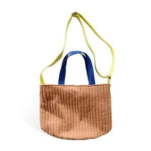Sac bandoulière matelassé en toile avec poignées contrastées et sangle jaune fluo réglable