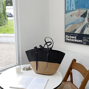 Borsa tote in paglia intrecciata a mano con design a contrasto nero e giallo e manici in pelle
