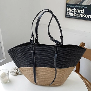 Dettaglio della borsa tote intrecciata color-block con manici in pelle e cuciture a contrasto