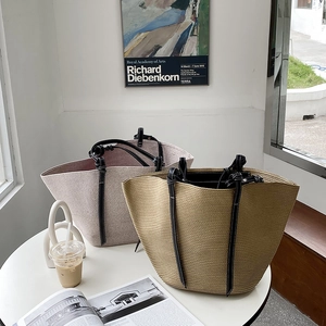Grande borsa tote in paglia rosa e kaki con manici in pelle nera e cuciture a contrasto