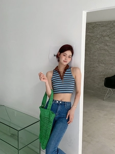 Detalle de un bolso tote de ganchillo verde vibrante combinado con ropa casual moderna