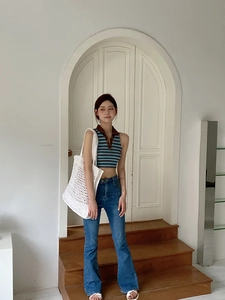 Conjunto de verano a la moda con chaleco de punto a rayas, vaqueros y bolso tejido blanco