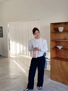 Style de tenue à la mode comprenant un sac cabas tissé à rayures roses et blanches pour femmes