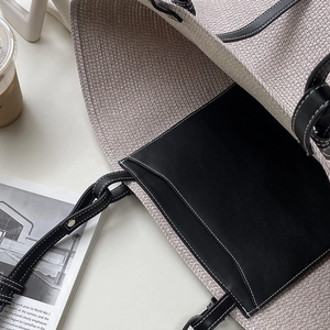 Borsa tote in paglia con manici in pelle nera e tasca interna in stile minimalista