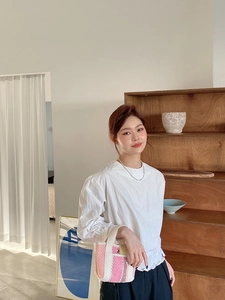 Détail du mini cabas tissé à rayures roses et blanches avec une tenue d'été décontractée