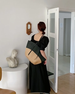 Dettaglio della borsa tote in paglia bicolore nero e marrone con tracolla