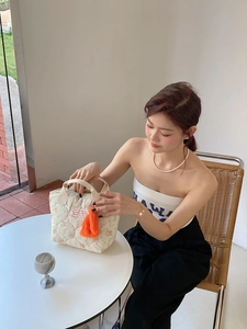 Sac à déjeuner matelassé à fleurs, tissu crème avec imprimés orange et pompon latéral