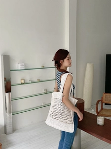 Foto de estilo de vida de bolso tote de ganchillo blanco con correas anchas